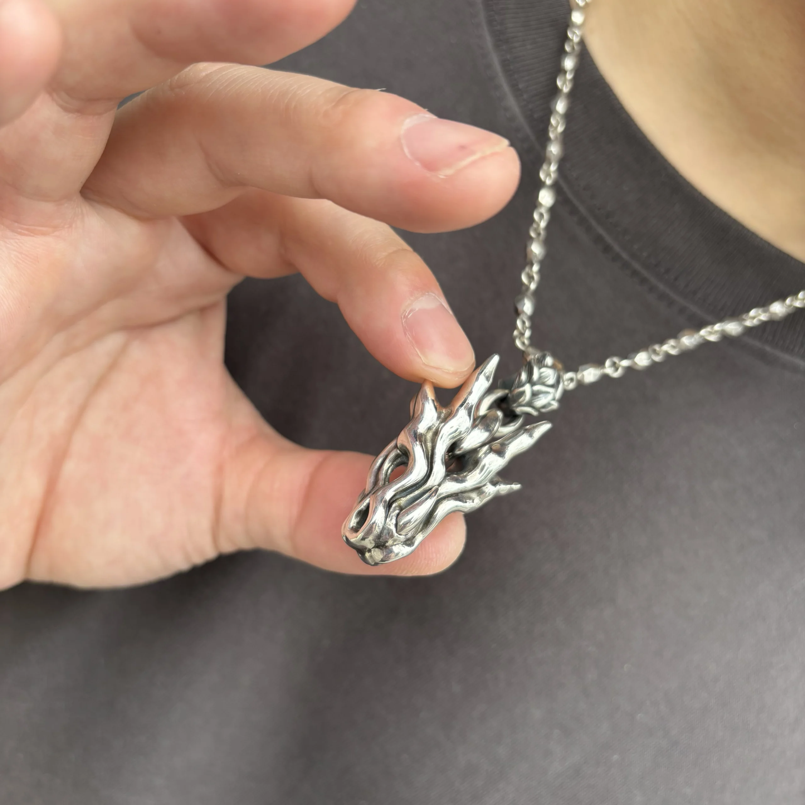 正面だけじゃない！どの角度から見てもこだわりが見える神ペンダント！