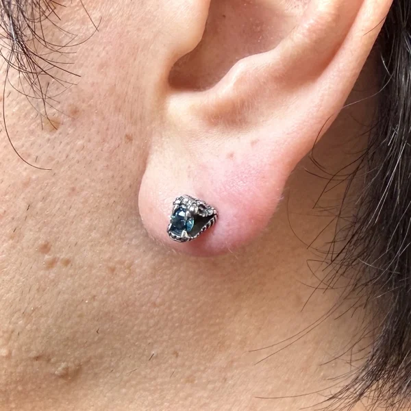 小さなサイズに世界観を凝縮した、存在感あふれるスタッドピアス。