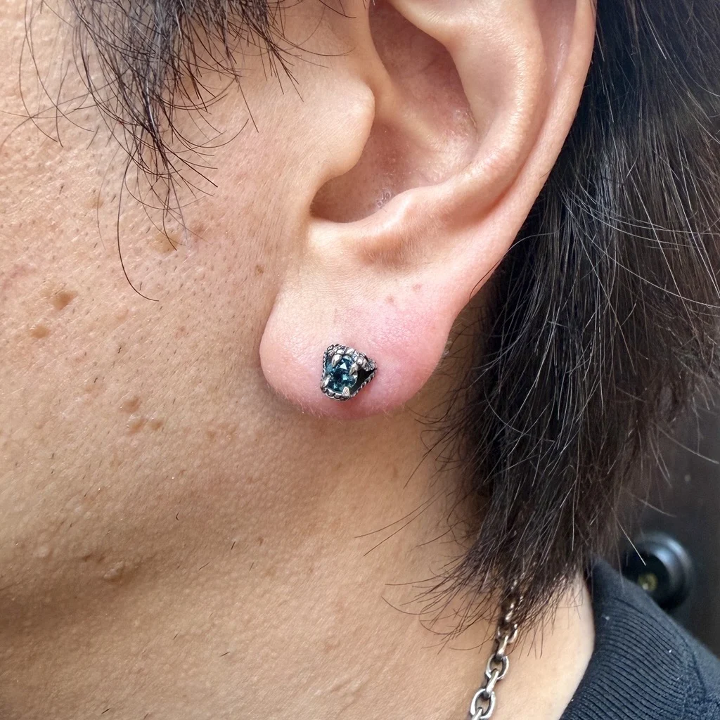 小さなサイズに世界観を凝縮した、存在感あふれるスタッドピアス。
