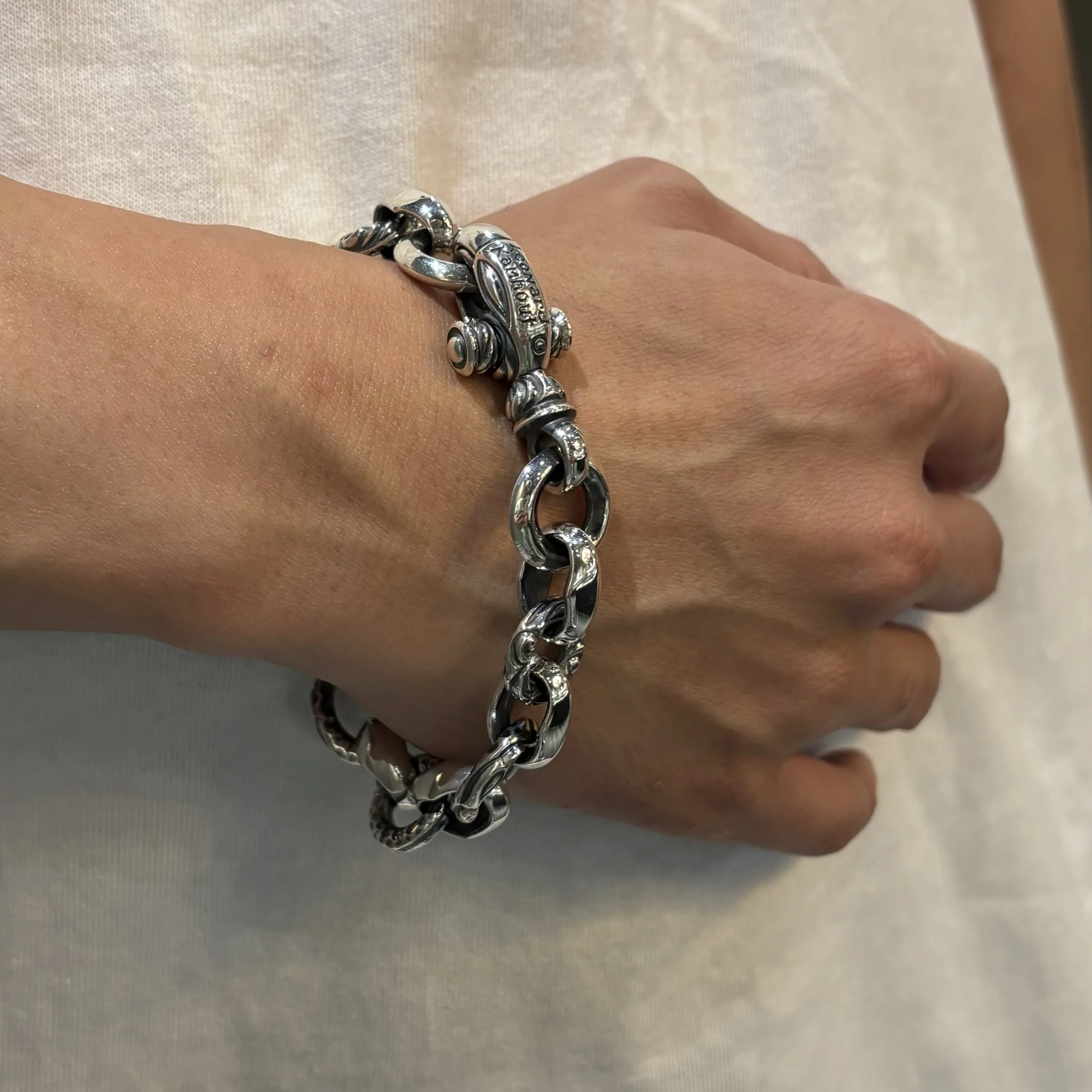 鏡面と彫金の良い所取り！ロンワンズの真骨頂ブレスレット！