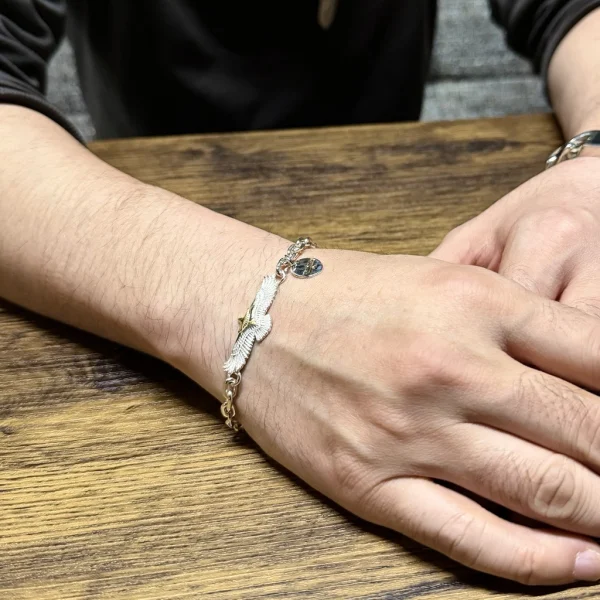 小さなイーグルに宿る、職人技を楽しめるブレスレット