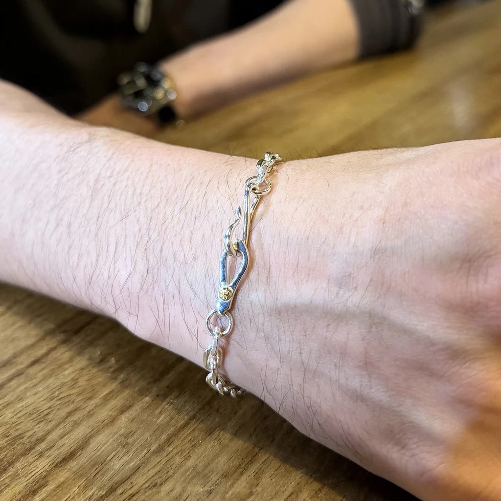 小さなイーグルに宿る、職人技を楽しめるブレスレット